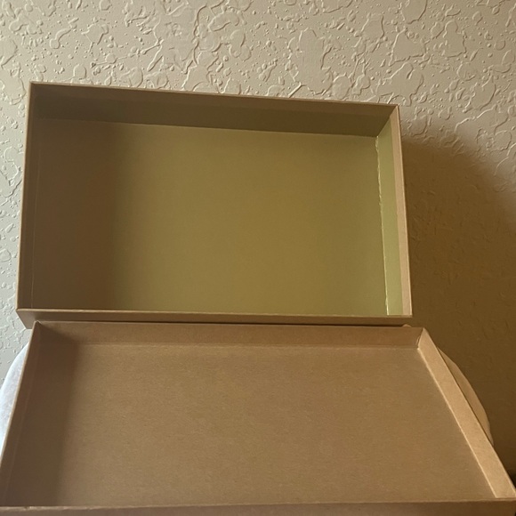 Coach: EMPTY Tan Gift Box - Picture 7 of 10